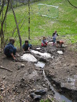 Die Kinder spielen am Gelände der GanzTagesSchule