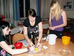 Jacqueline, Sarah, Catharina beim Zubereiten vom Bohnen- und Sauerrahm - Dip