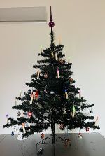 bunter Christbaum im Trakt bunter Christbaum im Trakt