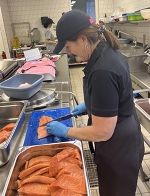 Waldi schneidet den Lachs © JSH Waldi schneidet den Lachs