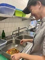 Petra richtet den Salat an © JSH Petra richtet den Salat an