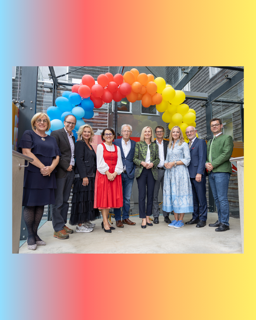 Ehrengäste (v.l.): Schladmings Vizebürgermeisterin Maria Drechsler, Hauser Bürgermeister Matthias Schwab, Hofrätin Mag. Alexandra Nagl, Direktorin Heidi Schretthauser, Reg. Rat Leo Schlömmer, ÖSV Präsidentin Roswitha Stadlober, Wolfgang Veith, Landtagsabgeordnete Mag. Eva Kroismayr-Baier, Heinrich Brunner, Leiter Expositur Gröbming Mag. Michael Schachner Ehrengäste (v.l.): Schladmings Vizebürgermeisterin Maria Drechsler, Hauser Bürgermeister Matthias Schwab, Hofrätin Mag. Alexandra Nagl, Direktorin Heidi Schretthauser, Reg. Rat Leo Schlömmer, ÖSV Präsidentin Roswitha Stadlober, Wolfgang Veith, Landtagsabgeordnete Mag. Eva Kroismayr-Baier, Heinrich Brunner, Leiter Expositur Gröbming Mag. Michael Schachner