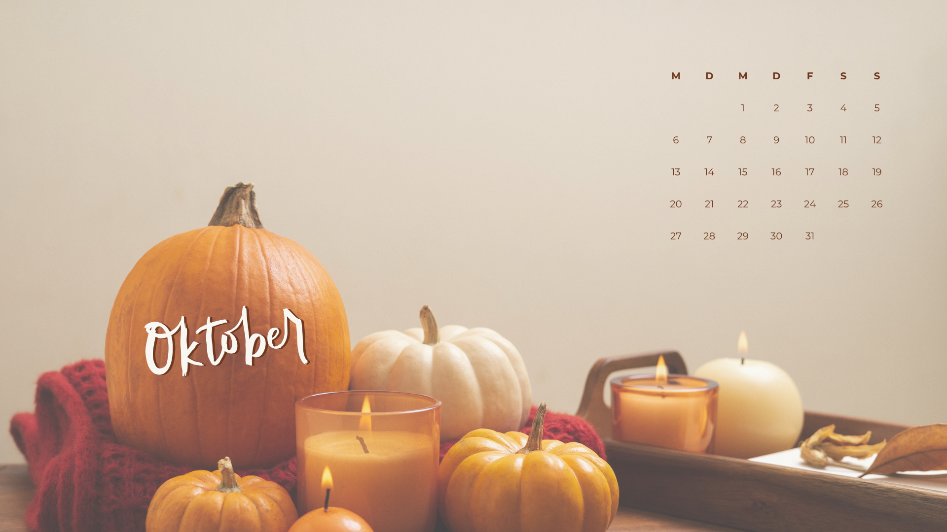 Zu sehen ist ein Oktoberkalender mit Kürbissen im Hintergrund