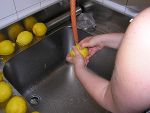 Waschen der Zitronen