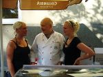 der Eismann mit Assistentinnen