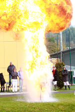 Was passiert wenn man brennendes Fett mit Wasser löscht?