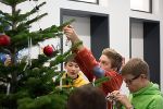 die Hauptschüler dekorieren den Baum