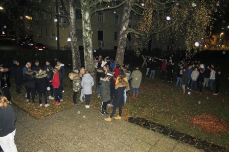 Unser Sammelplatz nach dem Räumungsalarm ist unser großer Garten hinter dem Jugendhaus.