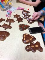 Beim Verzieren mit bunter Zuckerschrift und Perlen.... © JH-Plü Beim Verzieren mit bunter Zuckerschrift und Perlen....