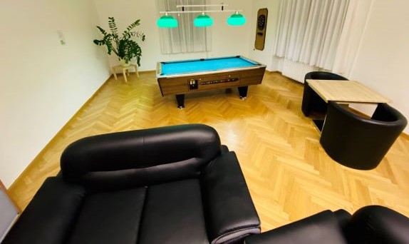 Billiard und Home-Kino