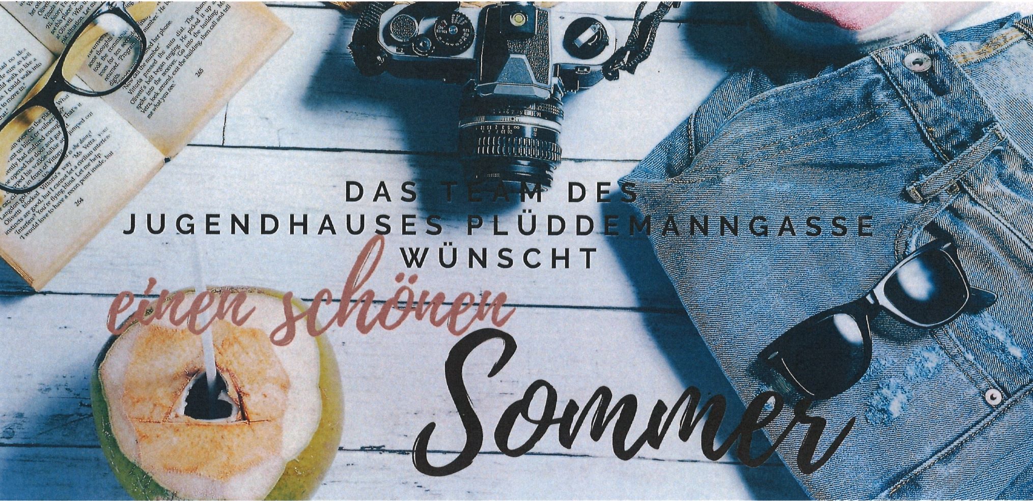 Das Team des Jugendhauses Plüddemanngasse heißt Sie auf unserer Homepage Herzlich Willkommen. Hintergrund in gelb-orangen Farbtönen mit Frühlingsblumen.