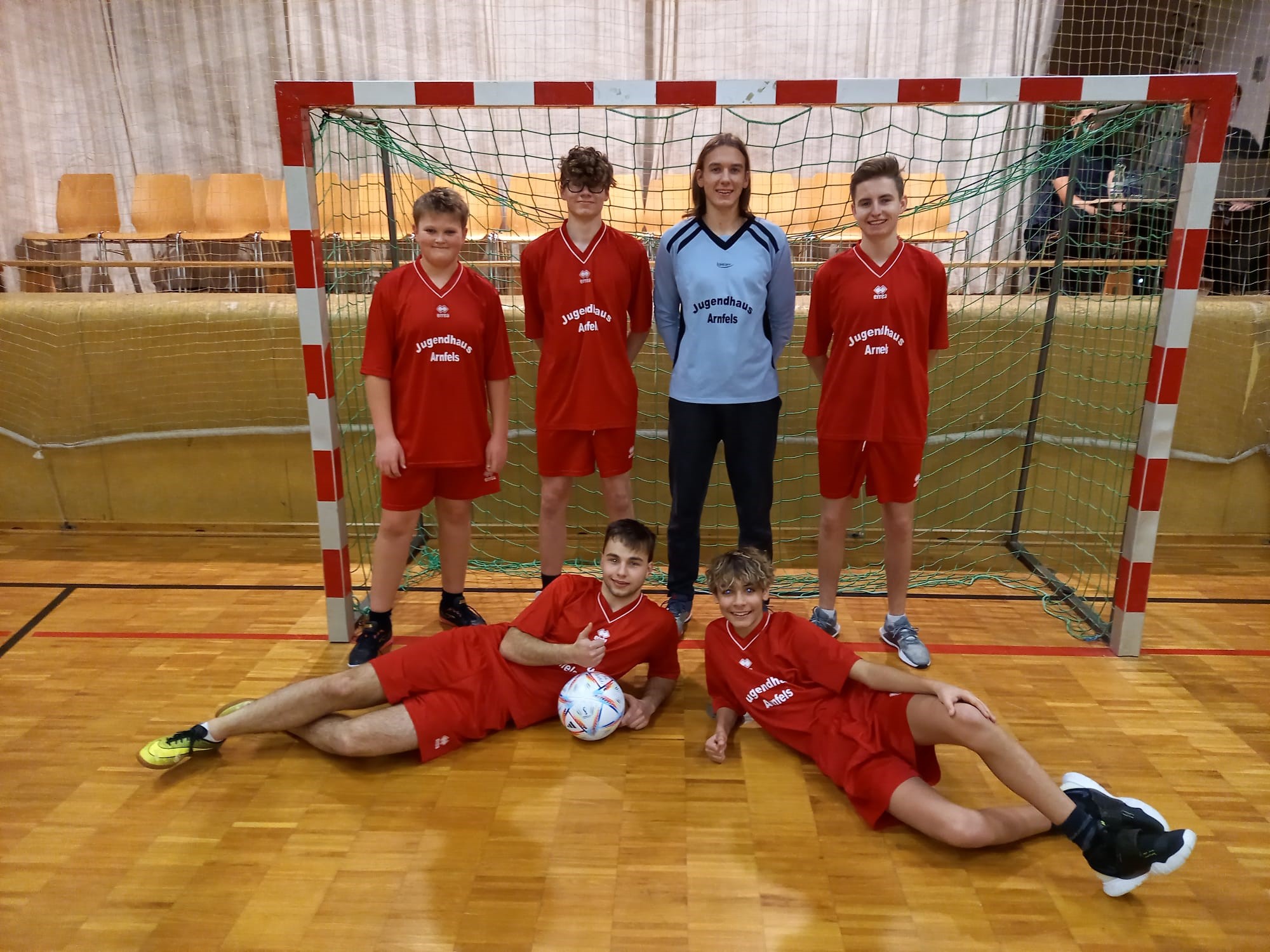 Mannschaftsbild unserer Schüler beim Hallencup in der Sporthalle Arnfels