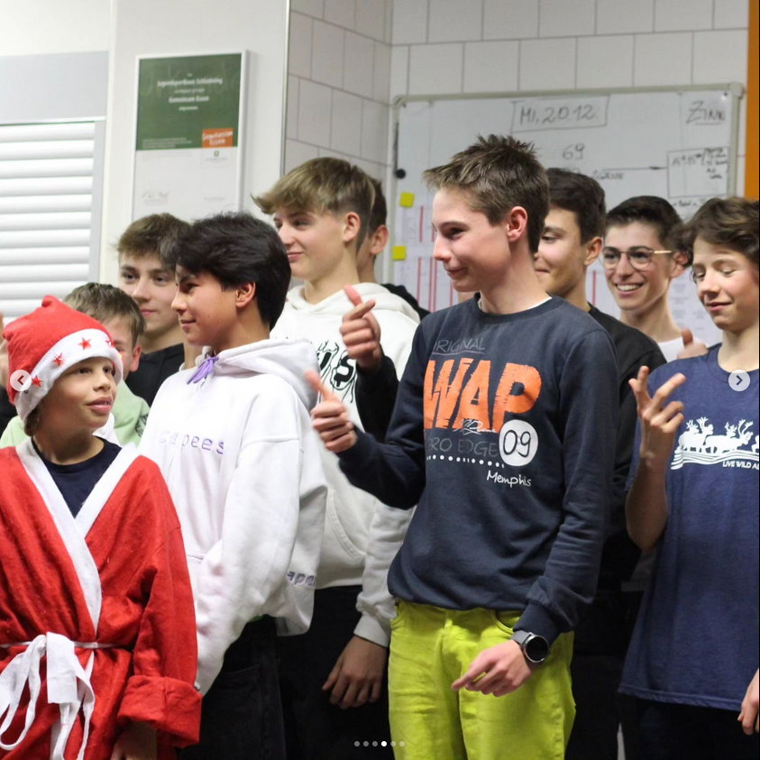 Weihnachtliche Darbietung der ersten und zweiten Klasse Skiakademie
