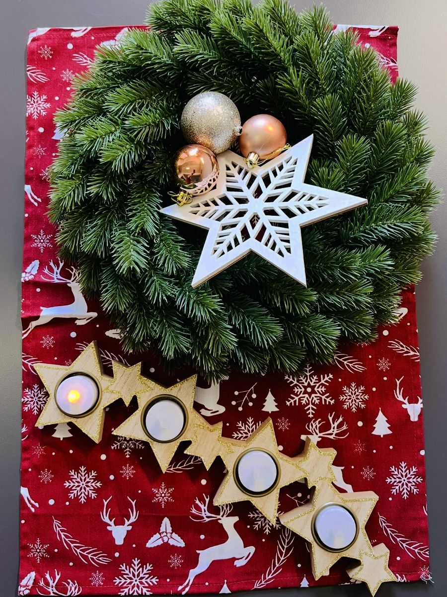 Adventskranz im Trakt Adventskranz im Trakt
