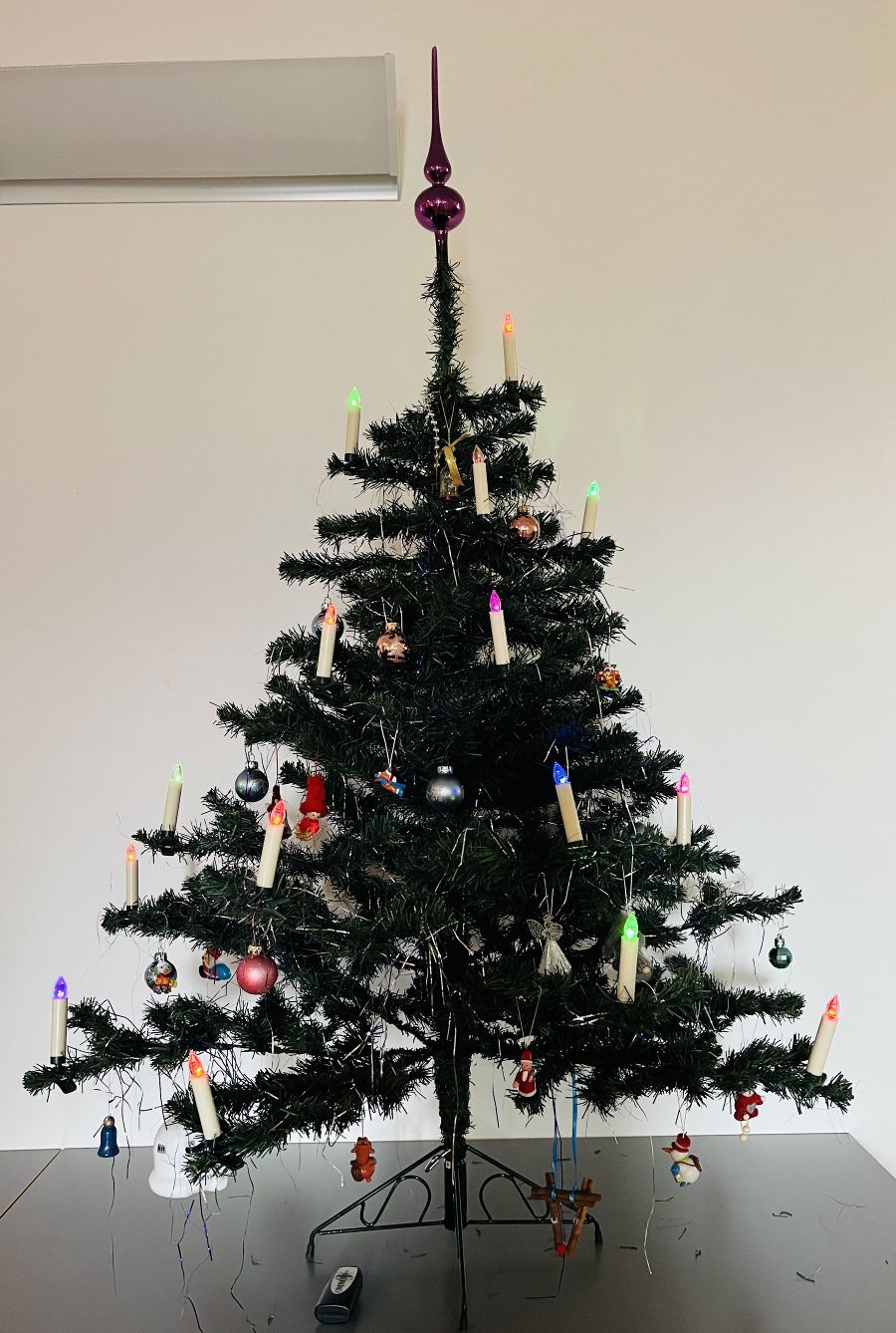 bunter Christbaum im Trakt bunter Christbaum im Trakt