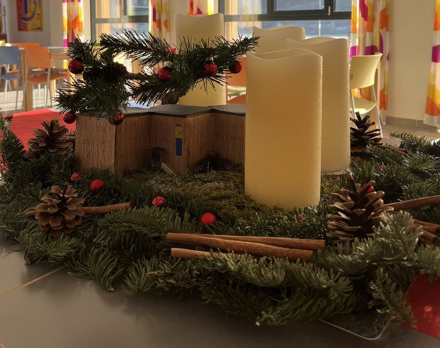 Das Jugendsporthaus als Adventskranz Das Jugendsporthaus als Adventskranz