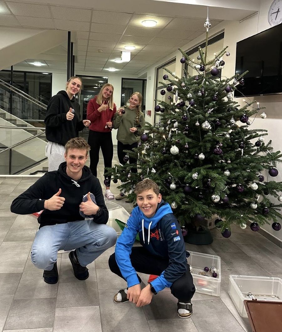 Wir freuen uns über unseren schönen Christbaum Wir freuen uns über unseren schönen Christbaum
