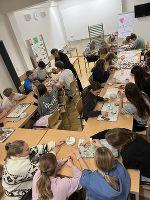 Viele Schüler beim Kekse verzieren