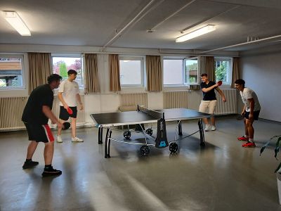 Schüler beim Tischtennisspielen im Lehrlingshaus Arnfels